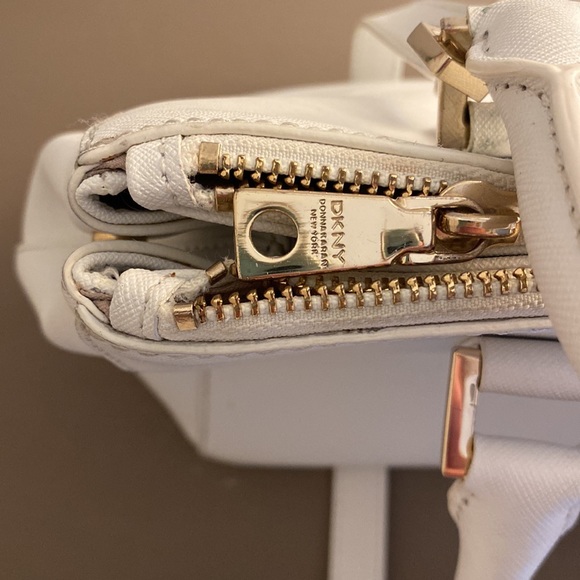 DKNY white handbag. Gold hardware. Strap and storage bag included. - Picture 2 of 8